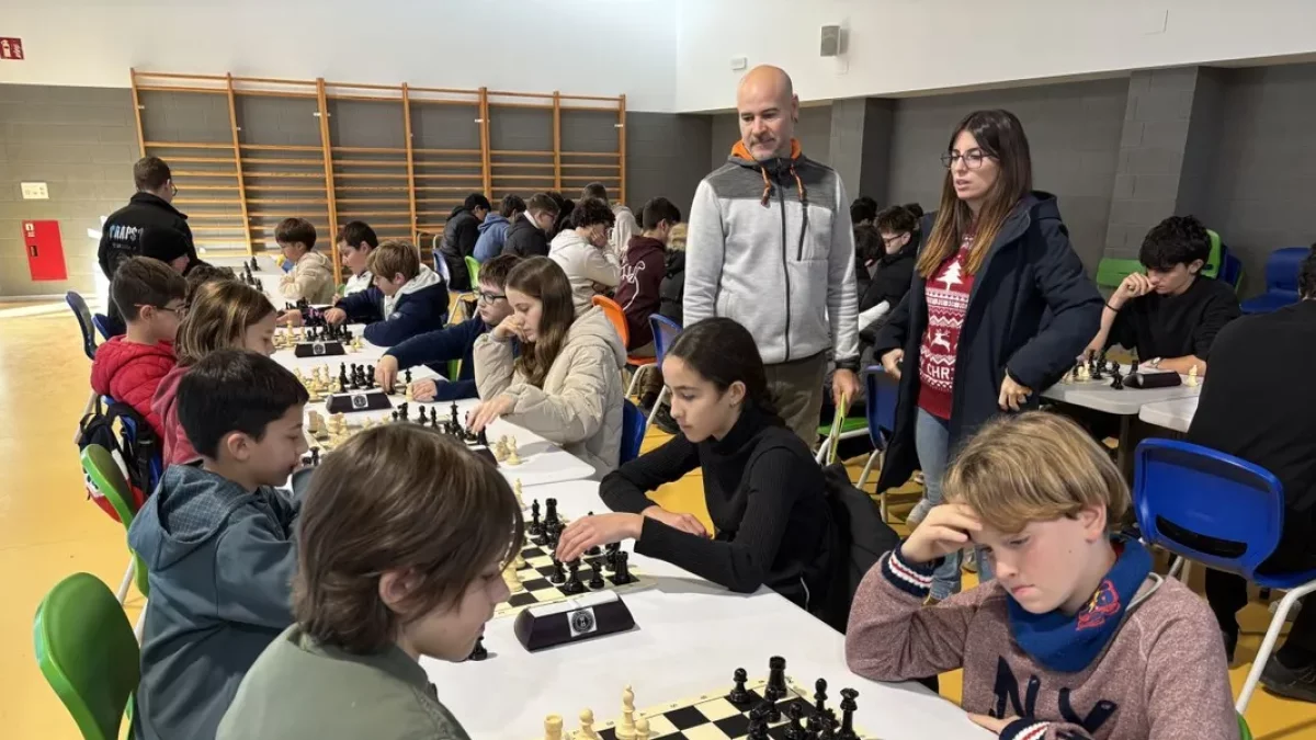 Momento de máxima concentración durante el torneo de ayer en el Institut Joan Solà de Torrefarrera. - L.B.L.