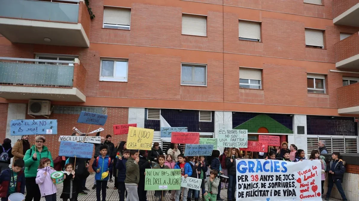 Un centenar de niños y sus familiares se manifestaron ayer contra el cierre de la ludoteca. - AMADO FORROLLA