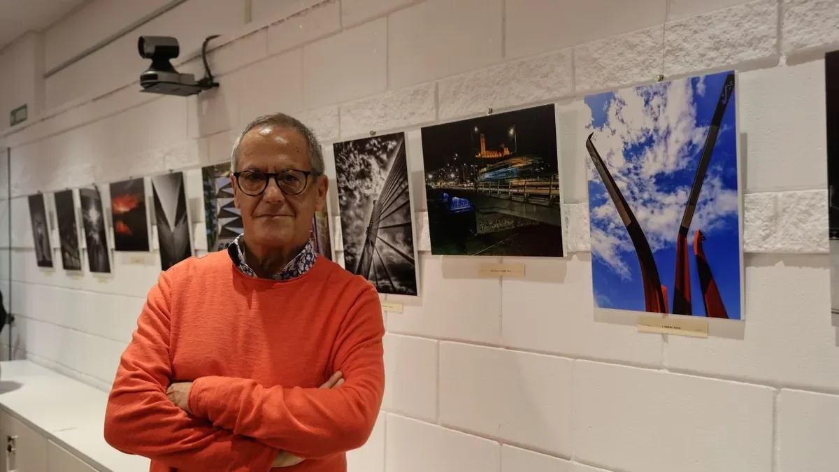 Lleonard Delshams, ahir al costat d’algunes de les seues fotos al Col·legi de Periodistes, que podran visitar-se del 7 de gener al 31 de març. - LLEONARD DELSHAMS