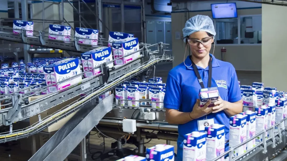 Una trabajadora en las instalaciones de la compañía Lactalis. - EUROPA PRESS
