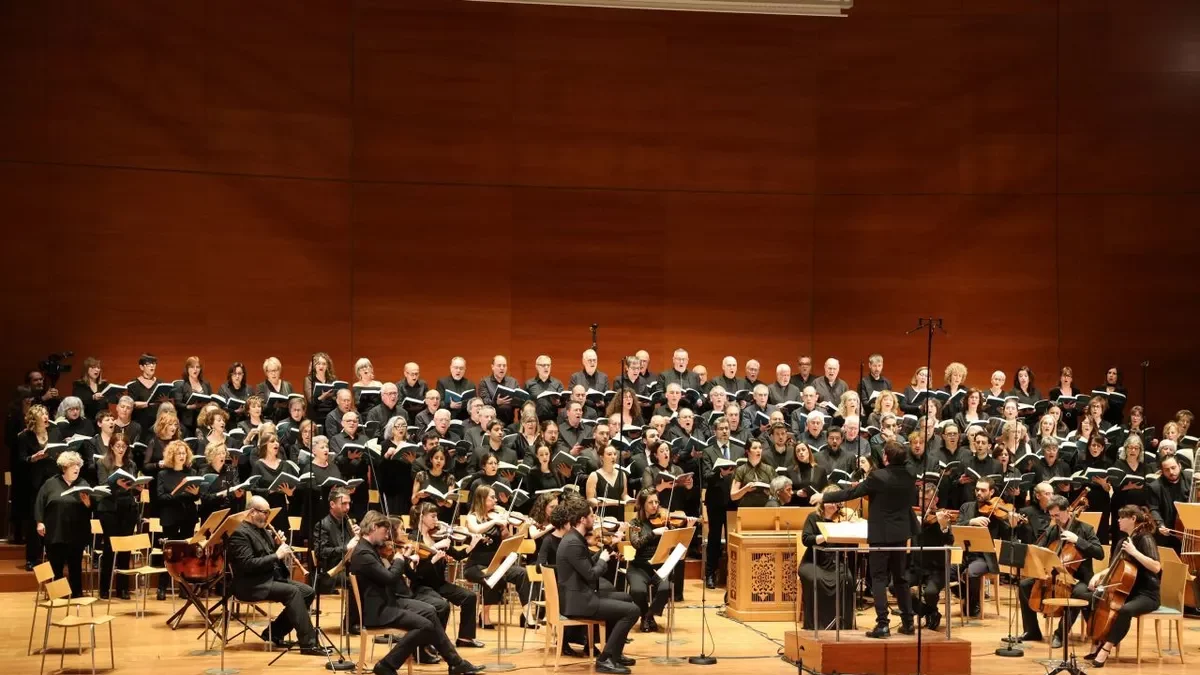 El dispositivo coral estuvo formado por el Cor O Vos Omnes y un coro participativo integrado por 150 ‘cantaires’. - AMADO FORROLLA