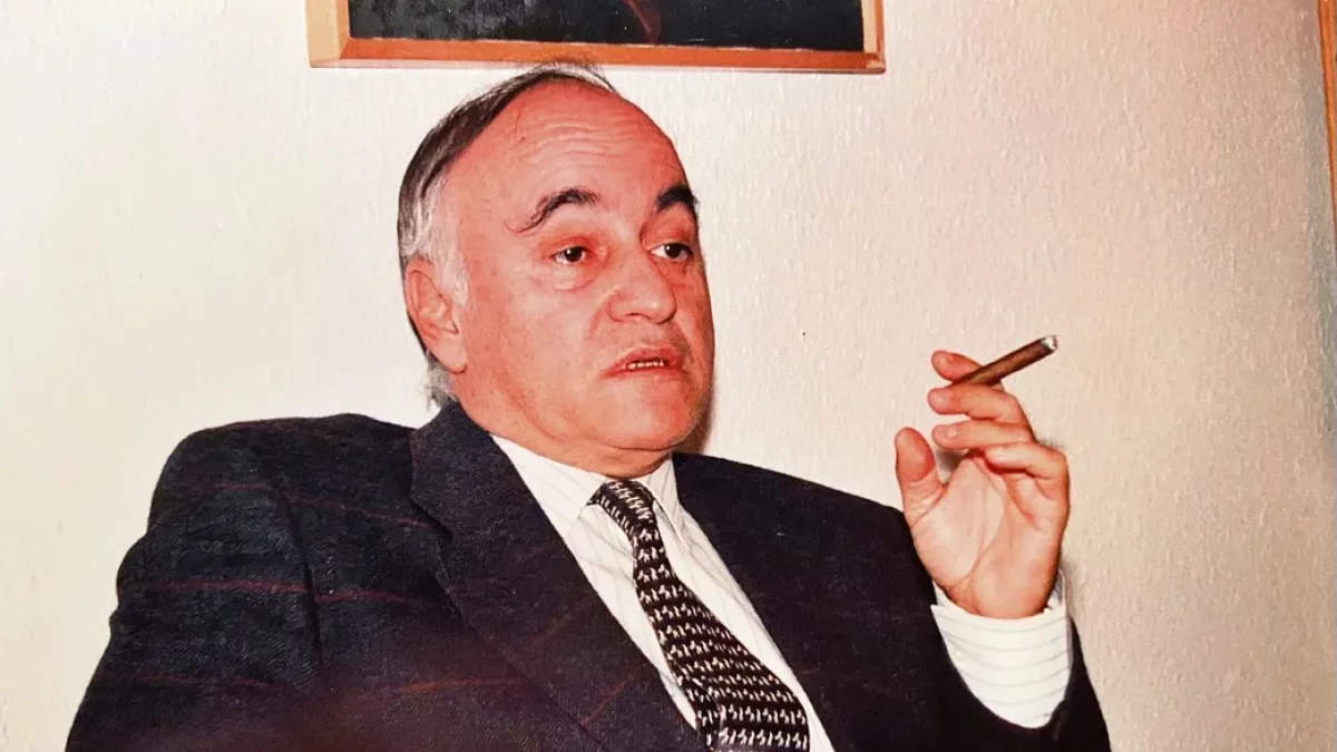 Visitó Segre Ràdio. Durante su estancia en Lleida, en 1994, para participar en la película Científicament perfectes visitó los estudios fundacionales de Segre Ràdio, donde fue entrevistado por Juan Ferrer, crítico de cine de Segre para hablar del film (tardó tres años en estrenarse) y su carrera, confesando que su trabajo favorito no era un título de terror sino un drama rural, dirigido y protagonizado por él mismo, titulado El huerto del francés (1977). - SEGRE