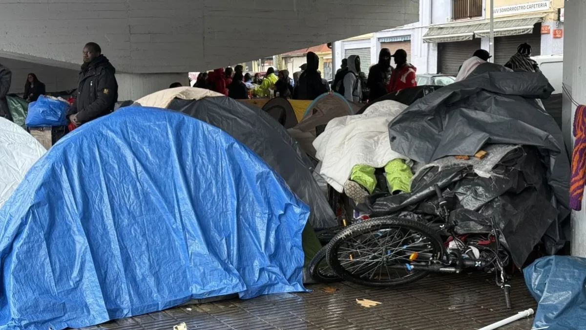 Imatge de les botigues al campament improvisat sota un pont a Badalona. - GEMMA SÁNCHEZ/ACN