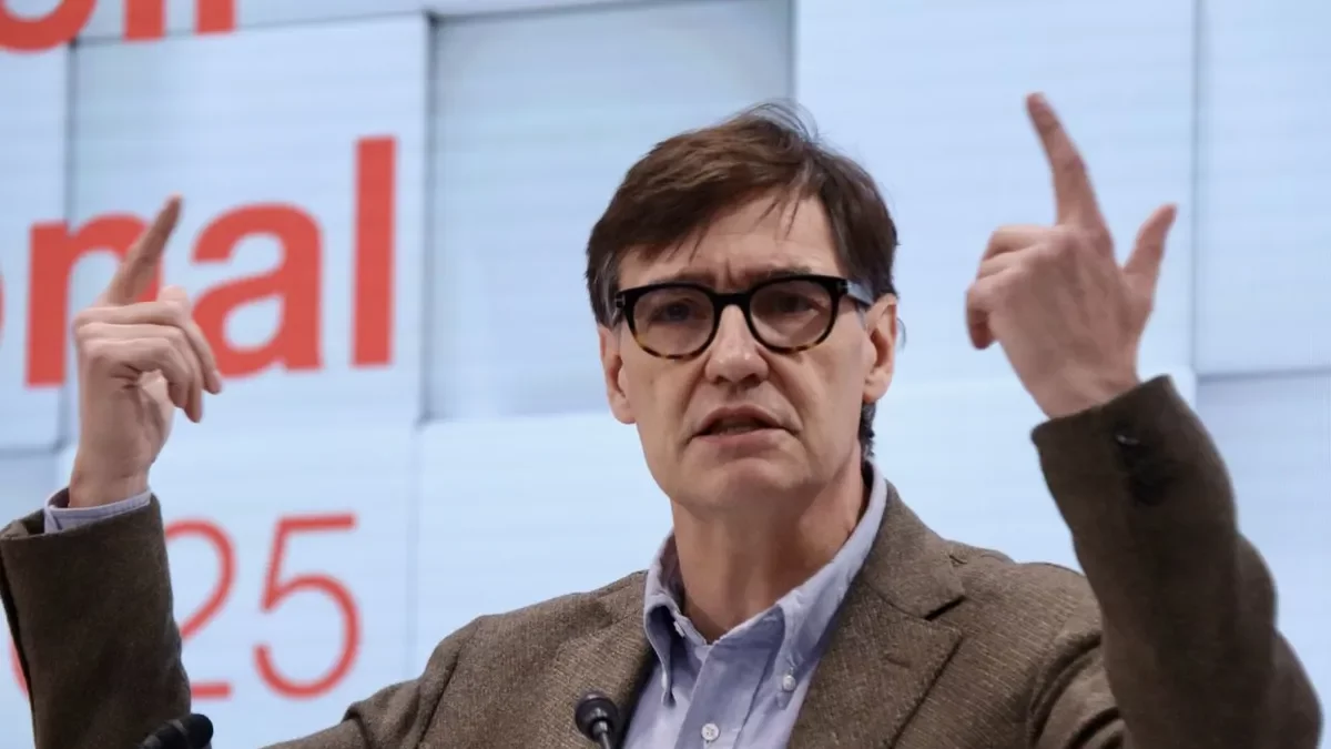 Salvador Illa, ahir, davant del consell nacional del PSC arengant els militants. - NICO TOMÁS/ACN