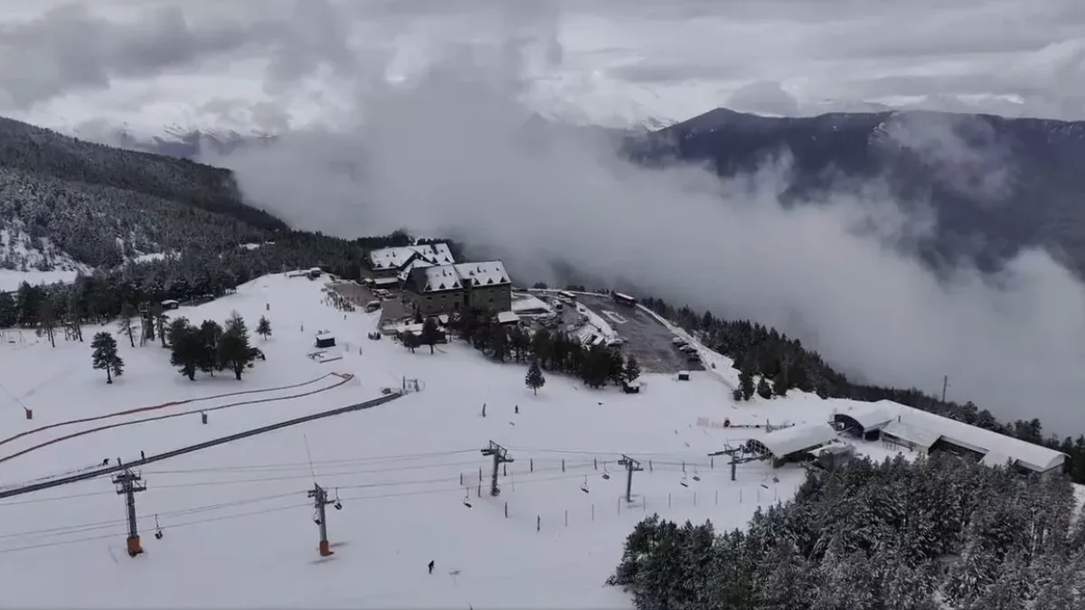 El remonte Jet Cim, a la derecha de la imagen, ayer en Port Ainé. - FGC