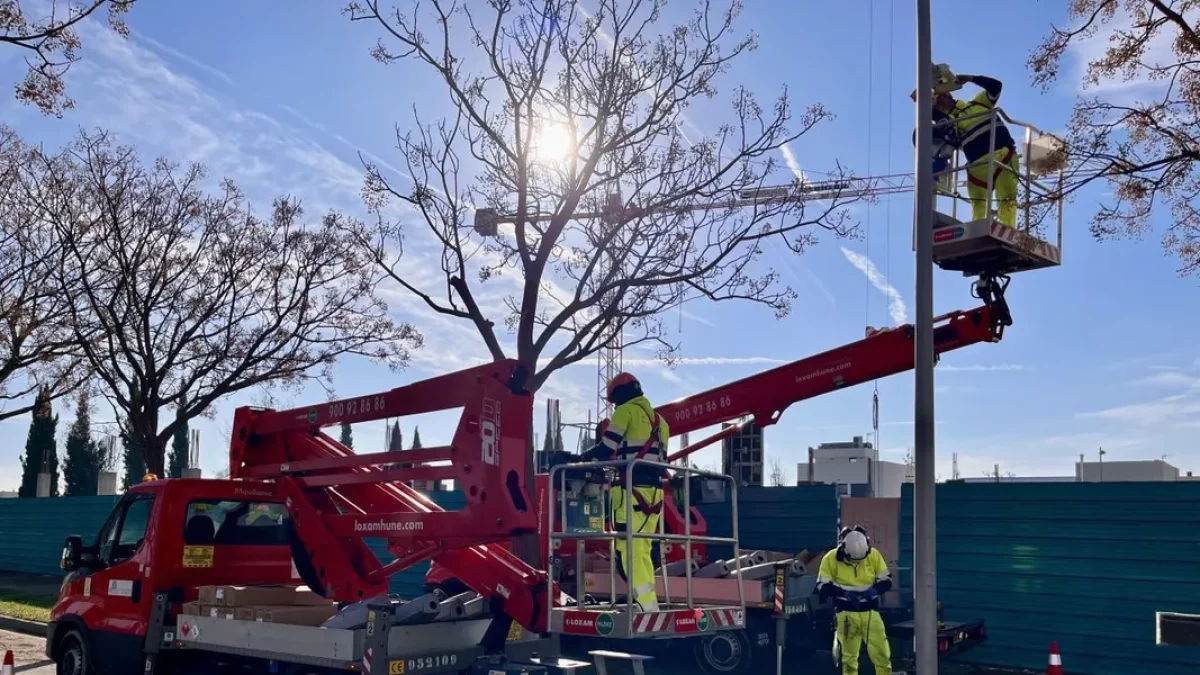 Operarios cambiando el alumbrado en Ciutat Jardí. - AJUNTAMENT DE LLEIDA