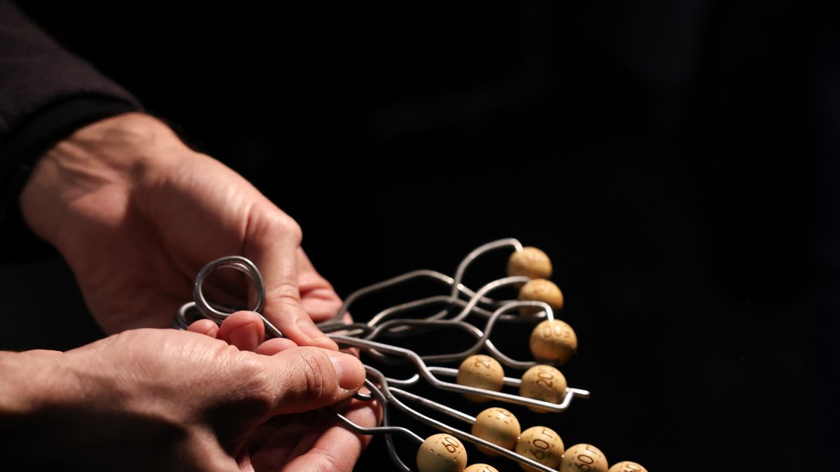 Archivo - Las bolas de madera de boj con los números grabados llegan al Teatro Real de Madrid para el Sorteo Extraordinario de Navidad del próximo 22 de diciembre, a 13 de diciembre de 2024, en Madrid (España). Ya está preparado el Teatro Real para celebr