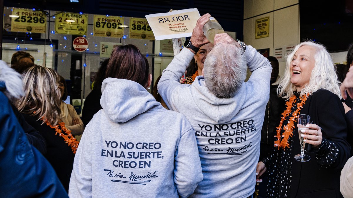 Arxiu|Arxivament - Agraciats amb el ‘Primer Premi’ del Sorteig Extraordinari de Loteria de Nadal 2023 corresponent al número|nombre 88008 celebren la seua sort en l’administració Senyora Manolita, a 22 de desembre de 2023, a Madrid (Espanya)