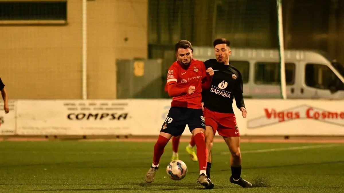 Una acción del partido en el que un jugador de cada equipo disputa el balón. - IRIS SOLÀ CORTADA