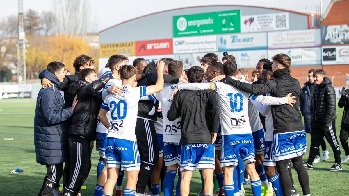 Els jugadors del Mollerussa s’uneixen en una pinya després del partit per celebrar la segona victòria del curs. - JOSEP M. RIBES