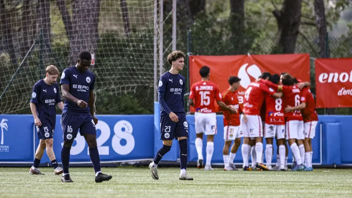 Els jugadors locals celebren l’1-0 de penal a l’hora de partit. - INGRID SEGURA