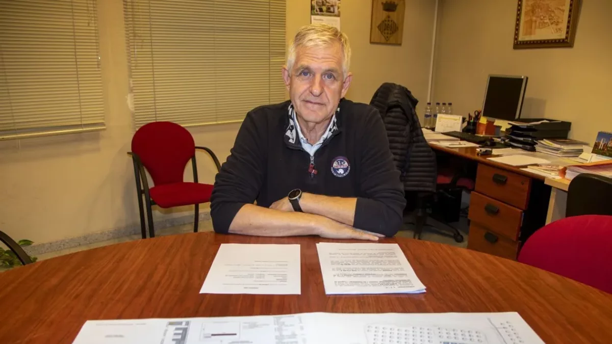 El alcalde, Josep Maria Mor, con algunos de los proyectos. - LAIA PEDRÓS