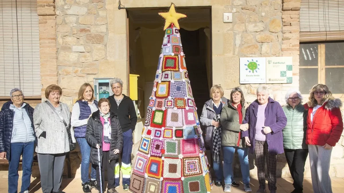 La majoria de les dones participants, amb la seua creació que aquestes festes lluirà a la plaça. - LAIA PEDRÓS