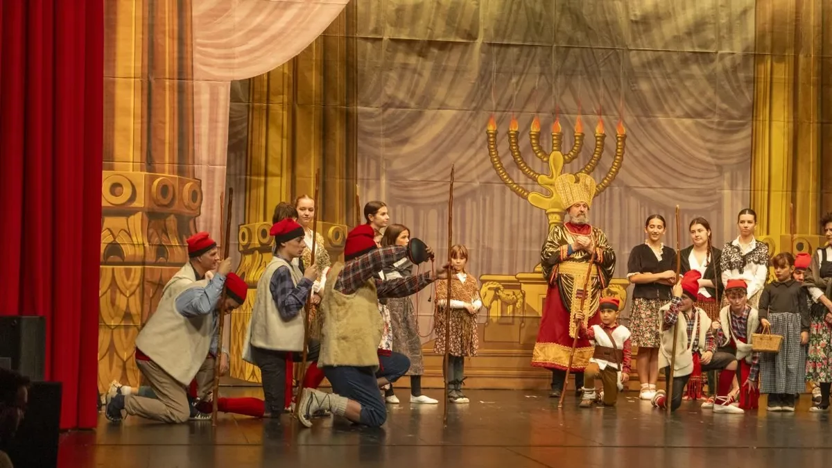 AEM Teatre representó ayer la clásica obra de teatro ‘Els pastorets’ en el Teatre de l’Escorxador de Lleida en dos pases. - PAU PASCUAL PRAT