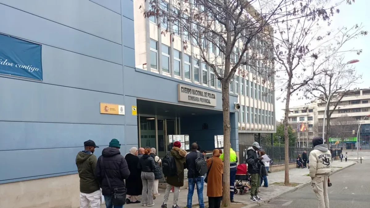 Un grup de persones d’origen migrant fa cua per a accedir a l’Oficina d’Estrangeria. - SEGRE