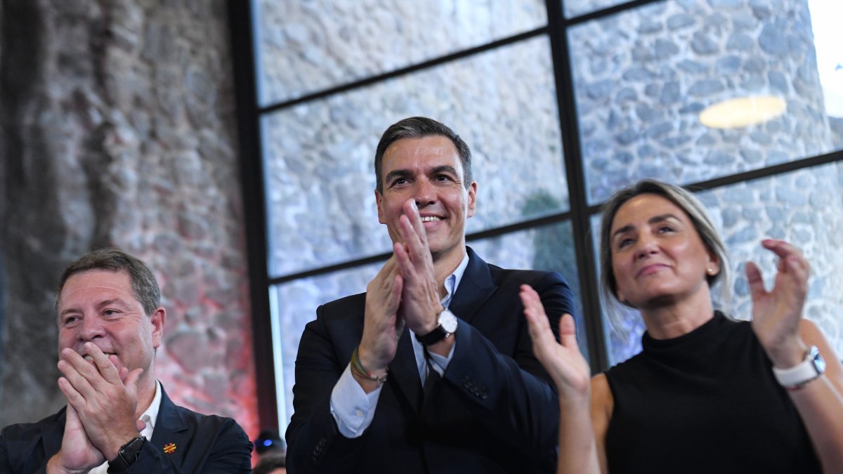 El presidente de Castilla-La Mancha y secretario general del PSCM-PSOE, Emiliano García-Page; el secretario general del PSOE y presidente del Gobierno, Pedro Sánchez; y la secretaria general del PSOE de Toledo y alcaldesa, Milagros Tolón.