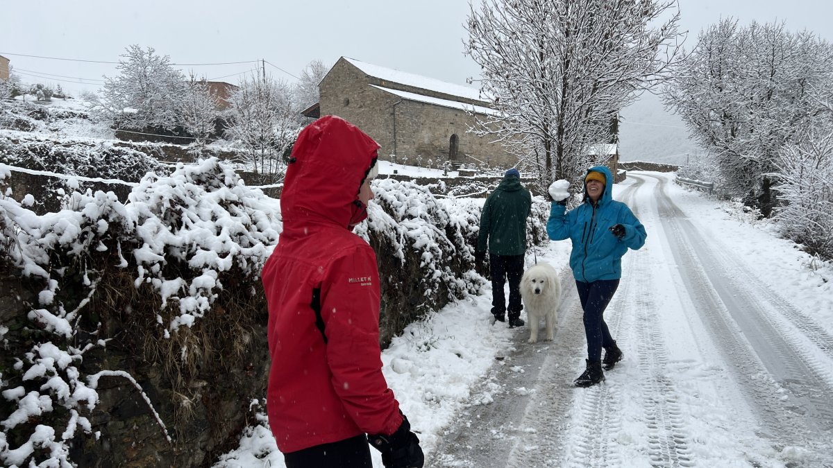 Una família jugant a la neu a Estamariu el 22 de desembre.