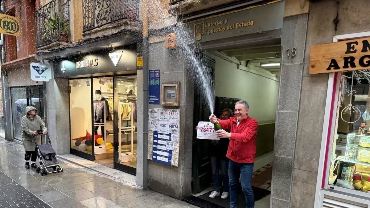 Alfredo Alfaro, celebrant el premi amb cava. - ACN / GERARD VILÀ