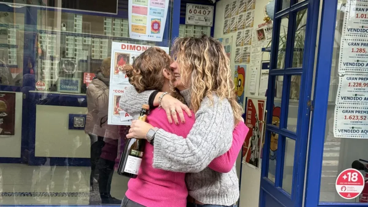 Les propietàries d’El Petit Dimoniet de Badalona, festejant la sort. - ACN / ÀLEX RECOLONS