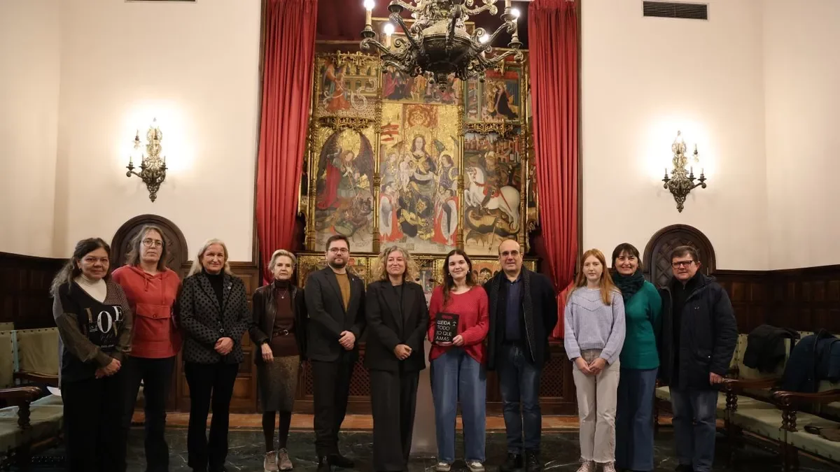Andrea Budau (5a per la dreta), en l’acte de recepció a la Paeria. - AMADO FORROLLA