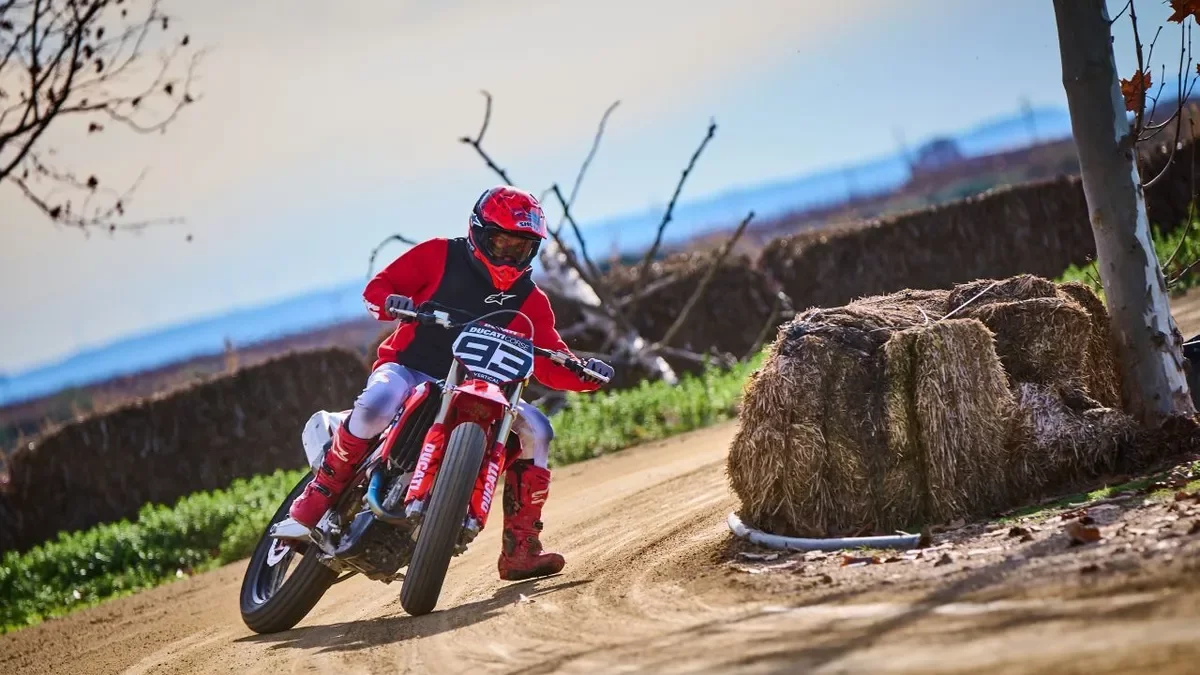 Marc Márquez, en plena acció durant la sessió de flat trak al Circuit d’Alcarràs tres mesos després de la seua última lesió. - ARMAND  ALBERT SPEED PHOTO SPORT