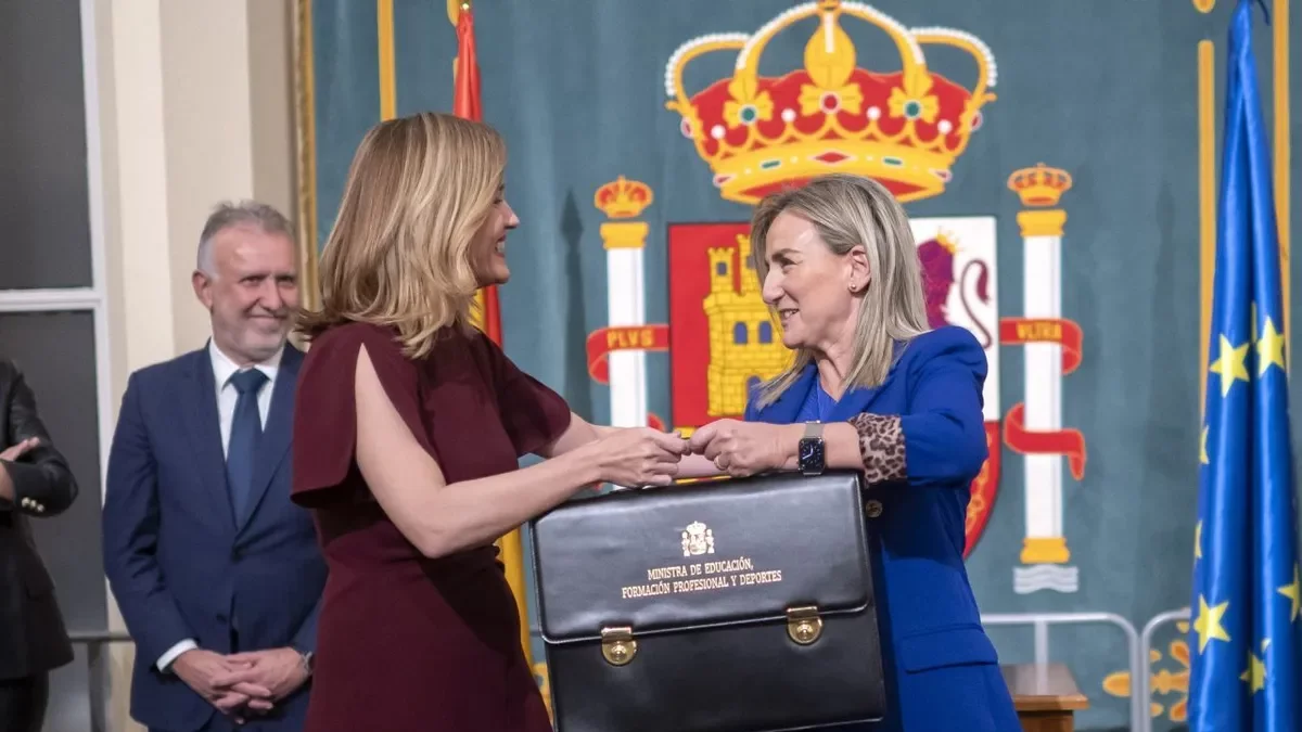 Alegría traspasando ayer la cartera de educación a la nueva ministra del ramo, Milagros Tolón. - EUROPA PRESS
