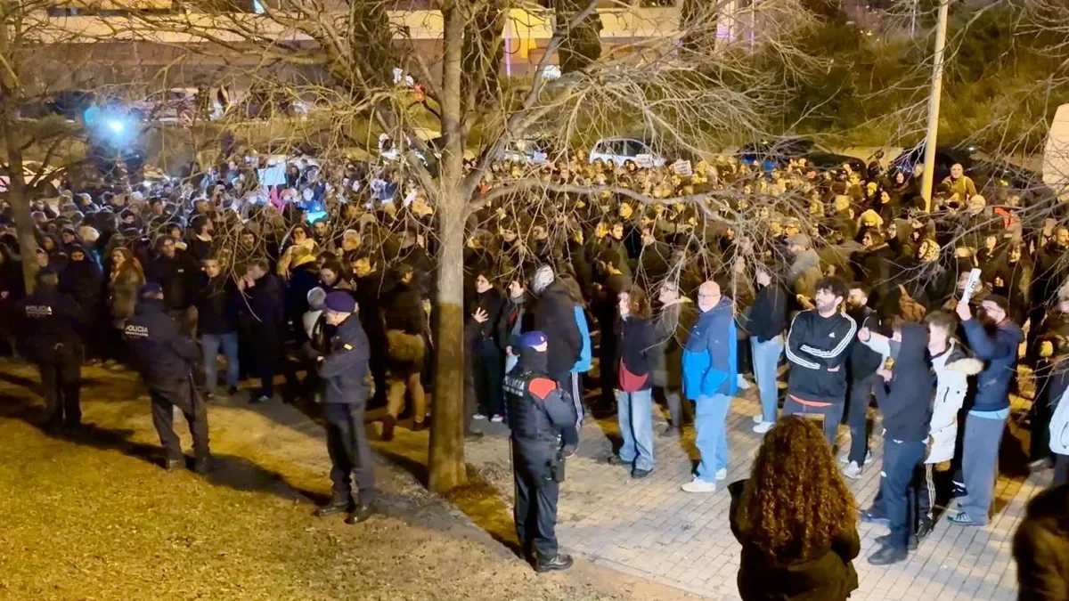 Mossos separan dos protestas por la situación de los migrantes. - ACN