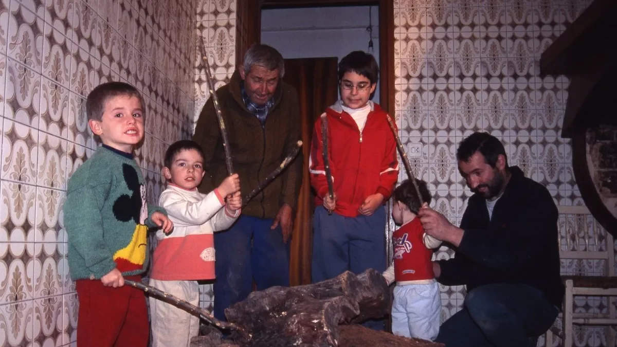 Un nen alimenta una ‘xoca’ en una casa de Benavarri. - EUGENIO MONESMA