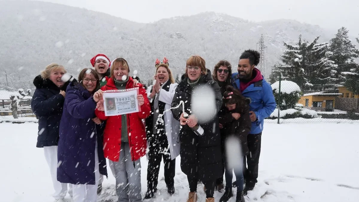Trabajadores y familiares de una residencia de Villaseca de Laciana, agraciados con el Gordo. - EUROPA PRESS