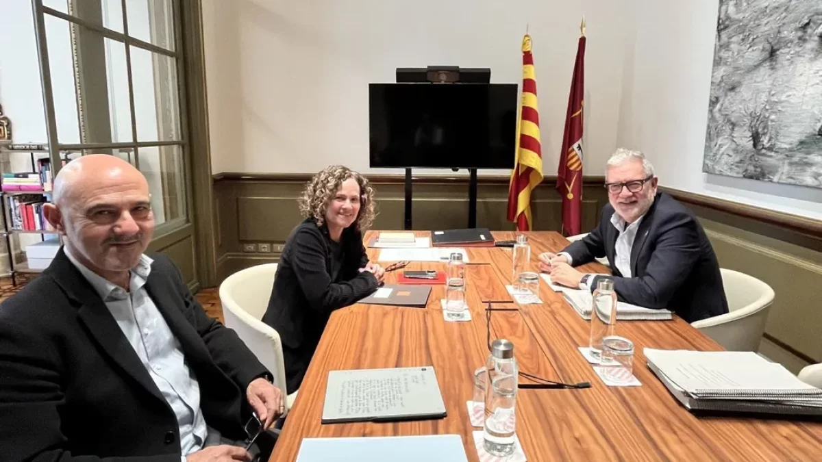 La consellera Sònia Hernández y el alcalde, Fèlix Larrosa. - PAERIA