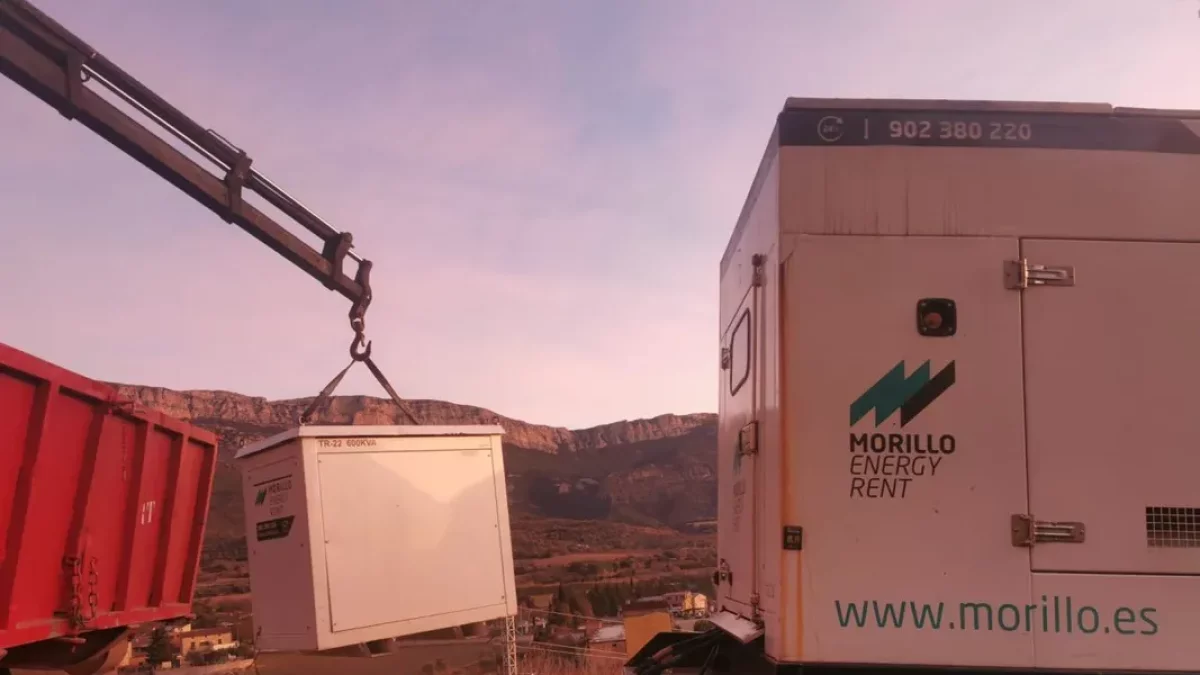 Maniobres d’instal·lació del grup electrogen a Àger.