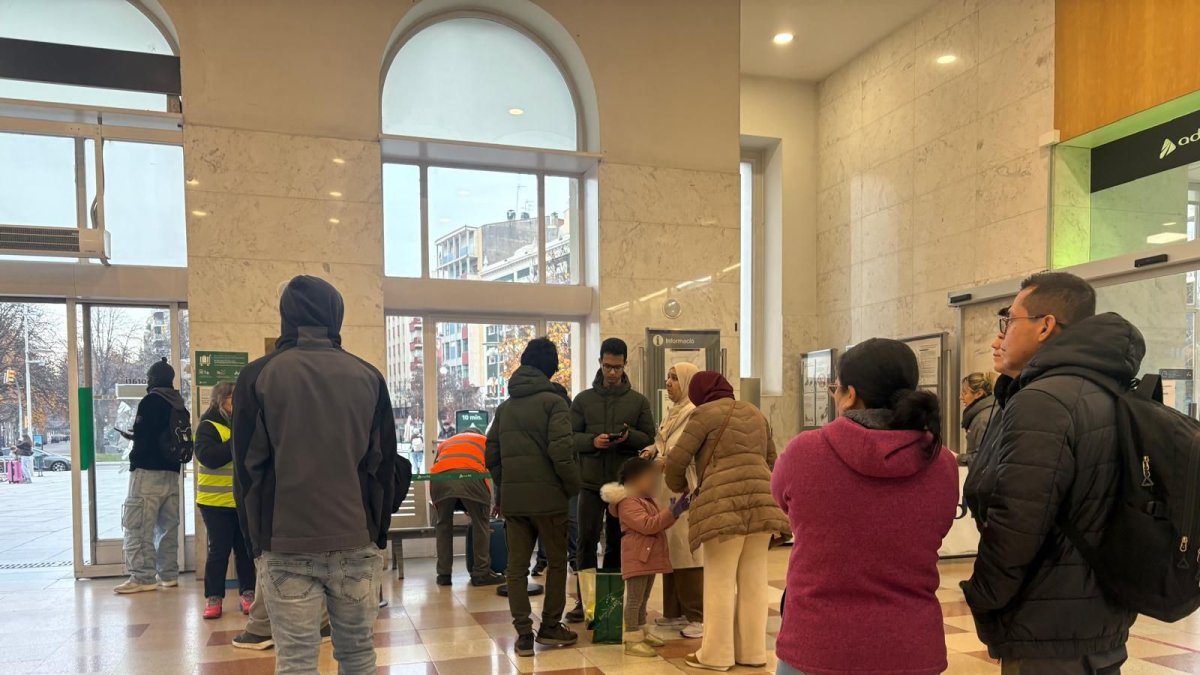 Viatgers que havien de sortir de Lleida amb el tren de les 08.08 hores esperaven un autobús a l'estació amb més d'una hora de retard.