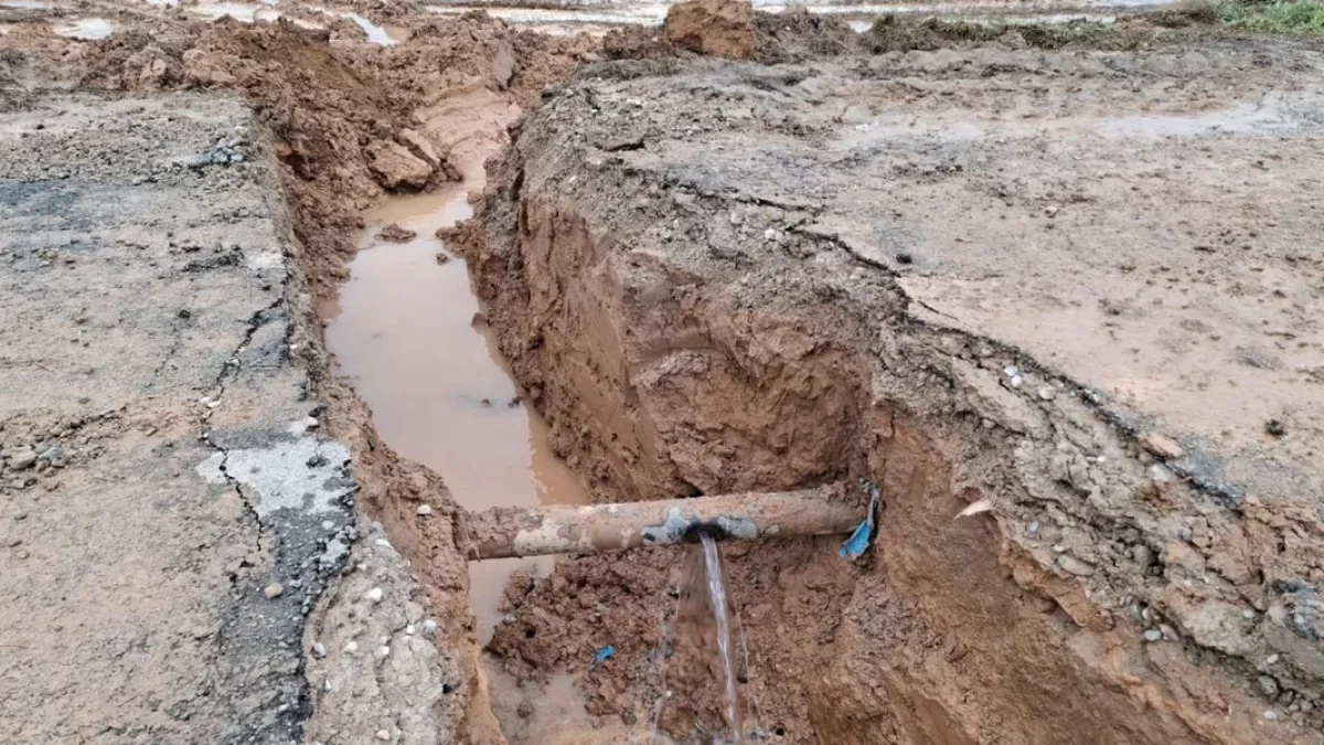 El reventón forzó el corte de la tubería general hacia Quatre Pilans y Grealó durante la reparación. - AAVV HORTA SUD