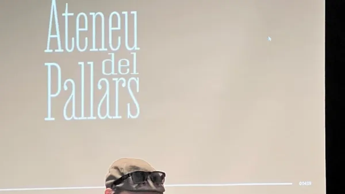 Jaume Gelonch entregó el premio ‘La Lira Vella’ a Josep Molins. - ATENEU DEL PALLARS