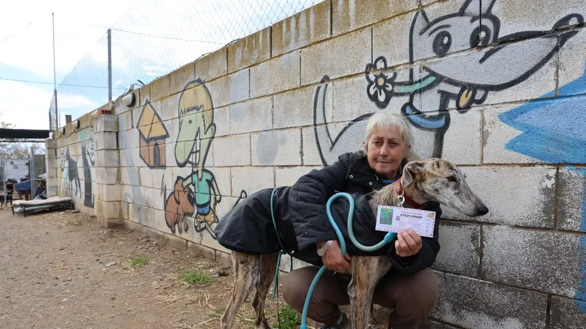 Lydia Argilés, a su protectora de la partida Sant Just, con una participación del número premiado. - AMADO FORROLLA
