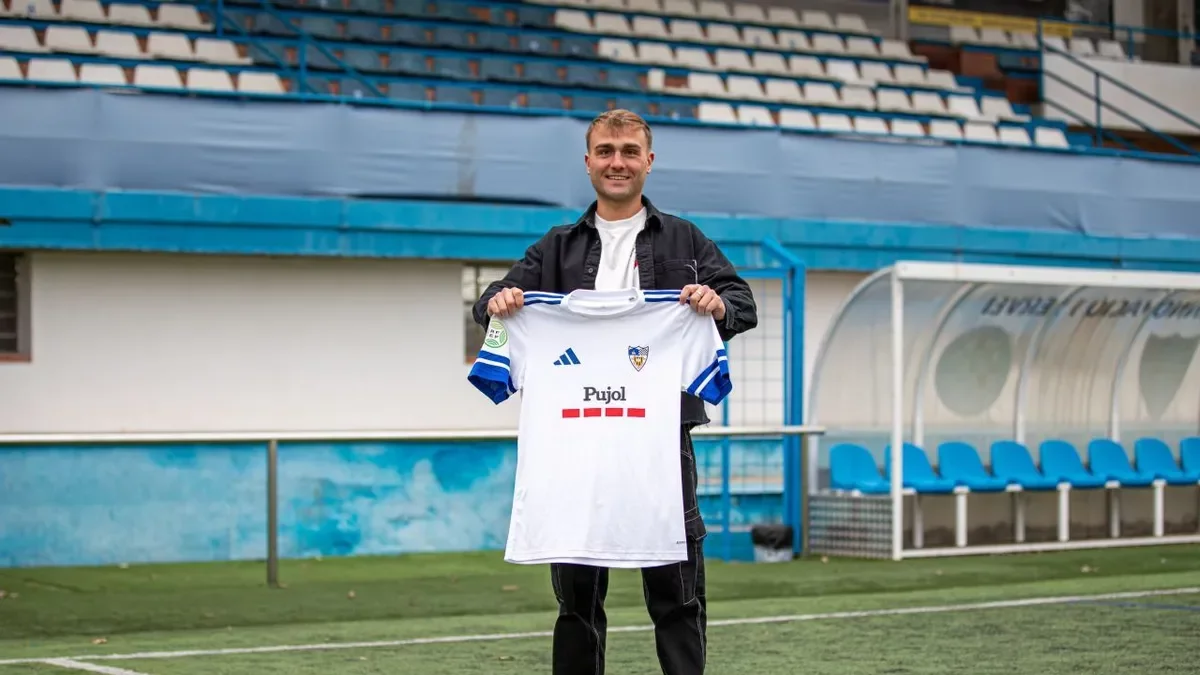 David Grifell, posant amb la samarreta del Mollerussa. - CFJ MOLLERUSSA