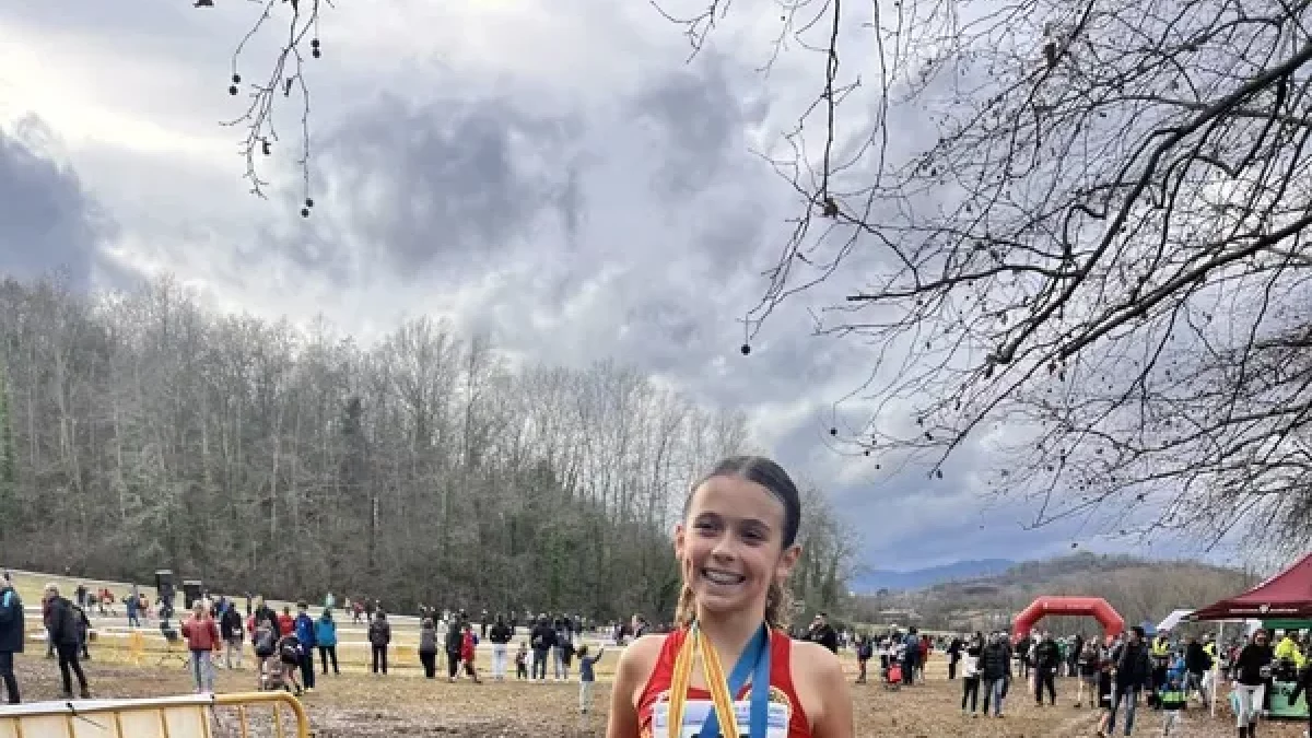 Alba Capell, con sus dos medallas de plata.