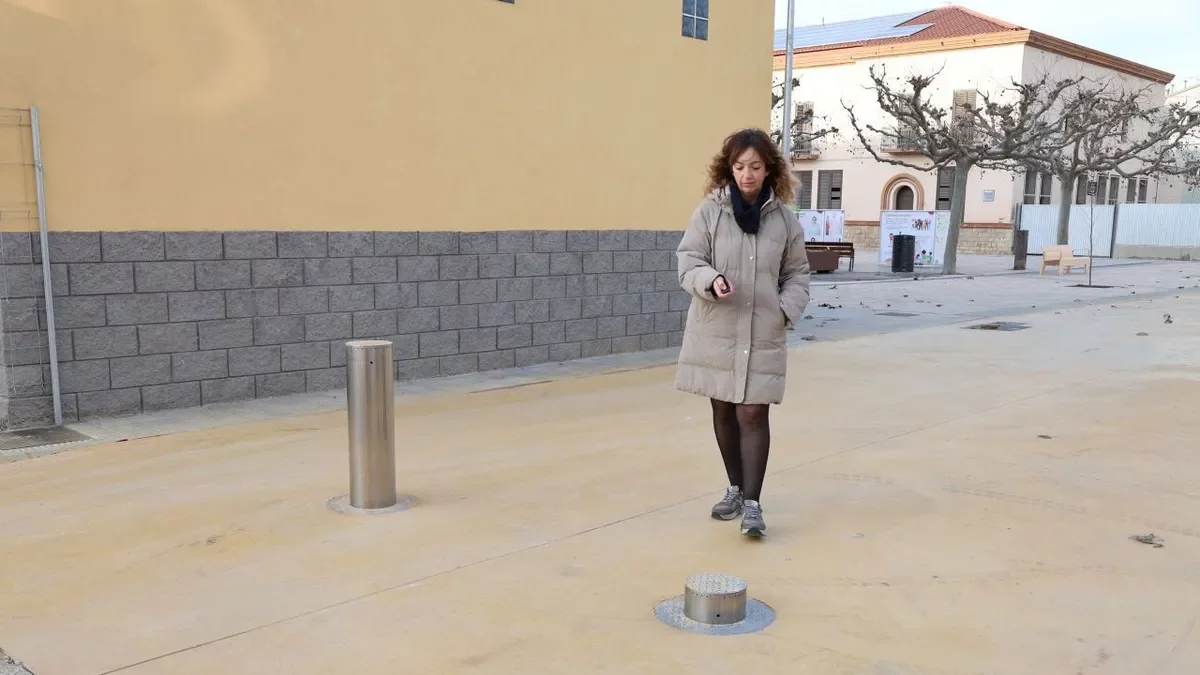 L’alcaldessa, tancant les pilones que limiten l’accés de vehicles a la zona. - J. GÓMEZ