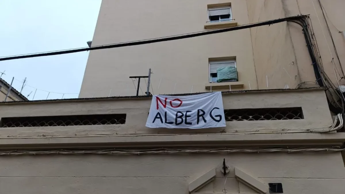Una pancarta al carrer Castelló Aleu contra l’alberg. - S.E.