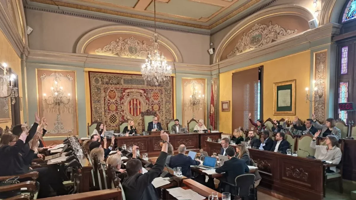 Moment en què tots els grups de l’oposició voten en contra del pressupost del PSC. - SCD