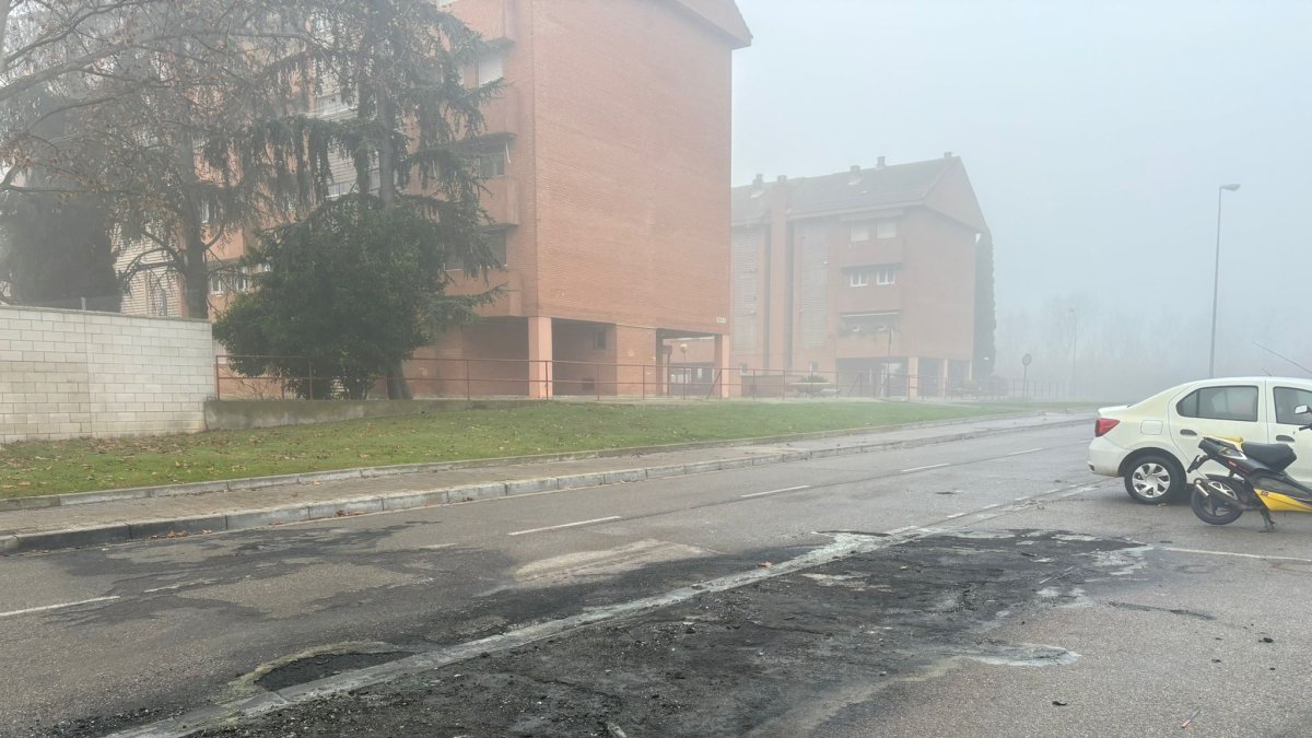 Cremen contenidors en dos punts de Lleida i dos vehicles queden afectats. Amado Forrolla
