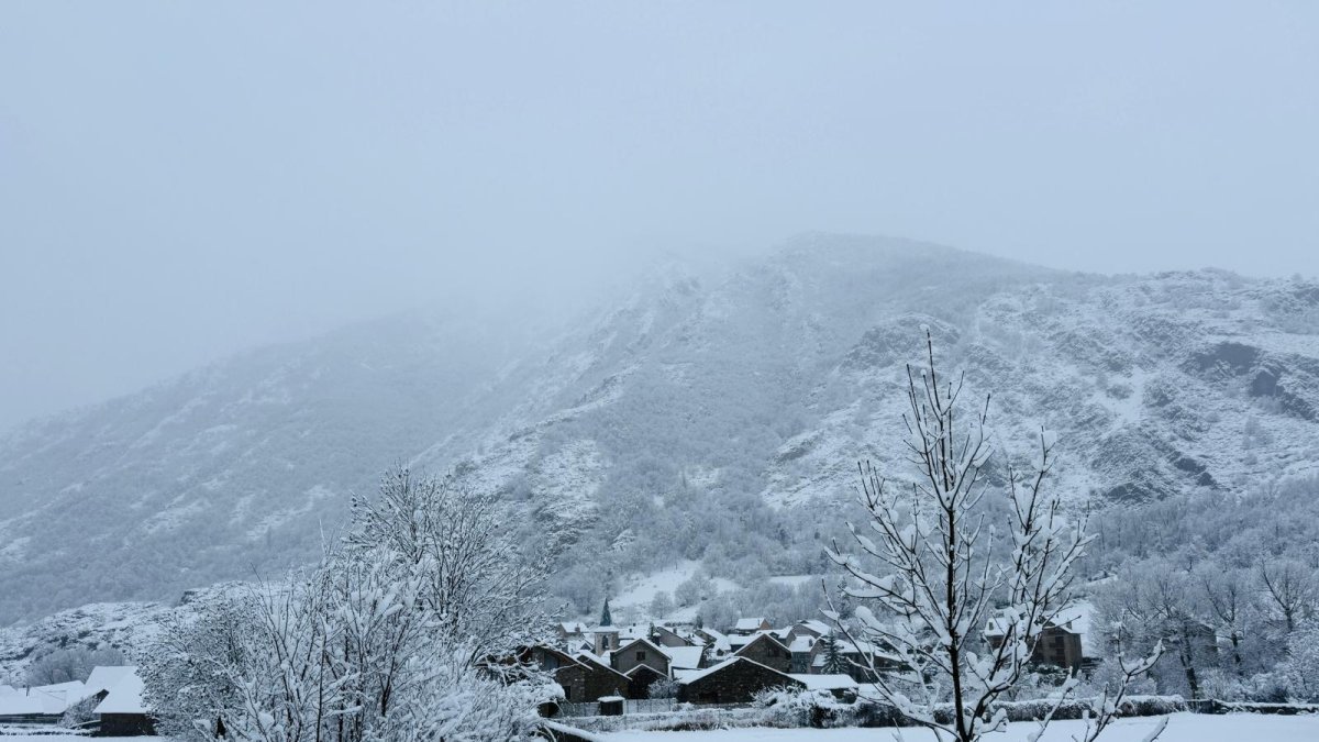 El pueblo y el entorno de Isil, completamente nevados el 22 de diciembre.