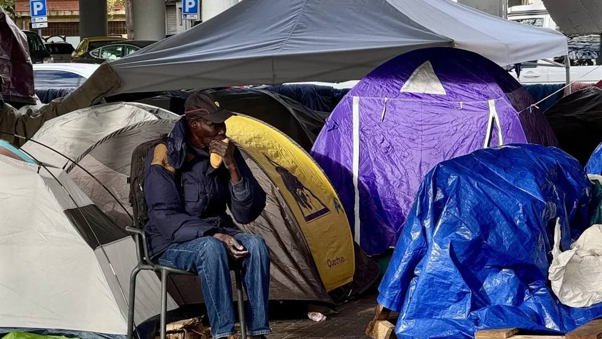 Muchos desalojados seguían acampados bajo el puente de la C-31. - ACN
