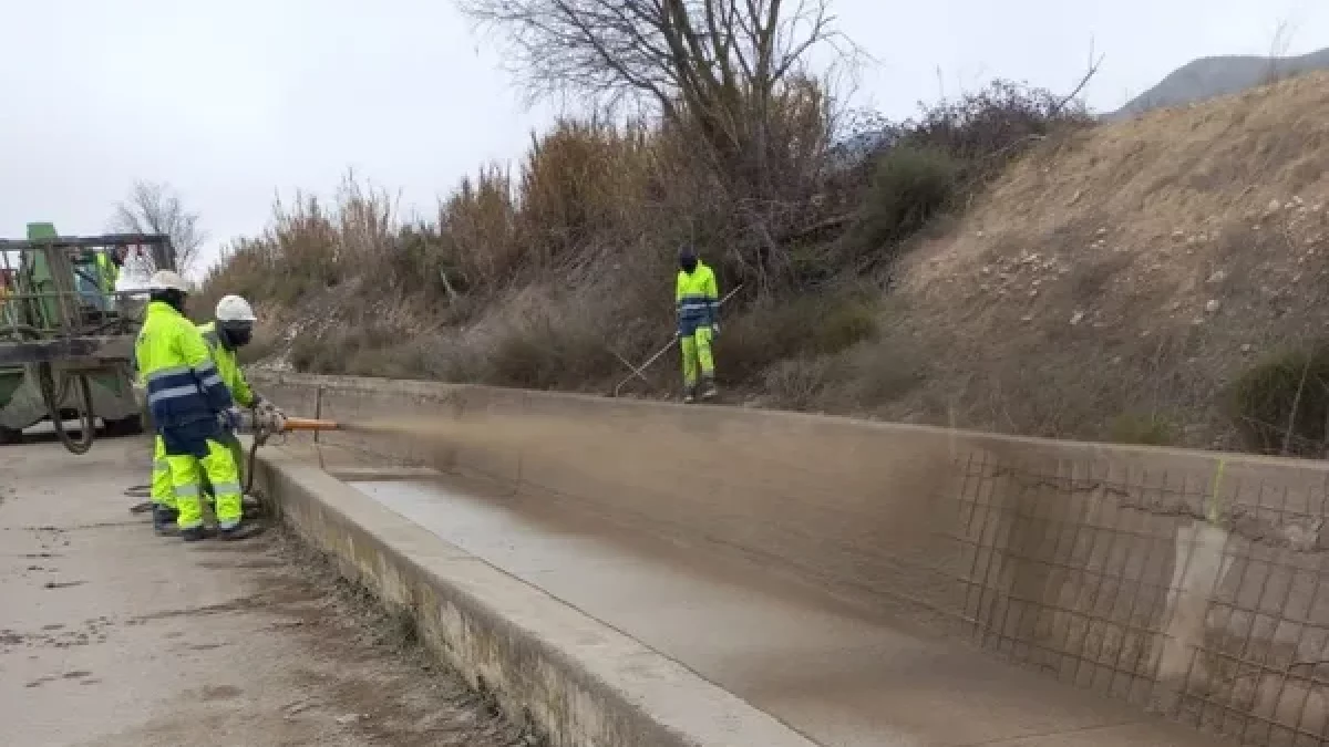 Revestimiento y lucha contra especies invasoras. La dirección informó de las obras de revestimiento que se hacen en las conducciones, en la foto, el canal principal. Se han tomado medidas para reducir los efectos de moluscos invasores, ya que afectan incluso a las nuevas tuberías de l’Horta de Pinyana construidas hace pocos años. Se está vertiendo cloro en bajas dosis sin afectación al consumo. - C.P.