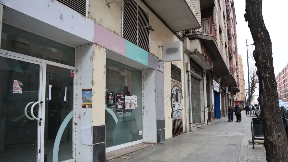Un carrer de la ciutat de Lleida amb locals comercials en desús. - AMADO FORROLLA