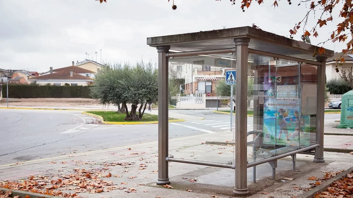 Parada de autobús en la plaza de la Plana. - JORDI BONILLA