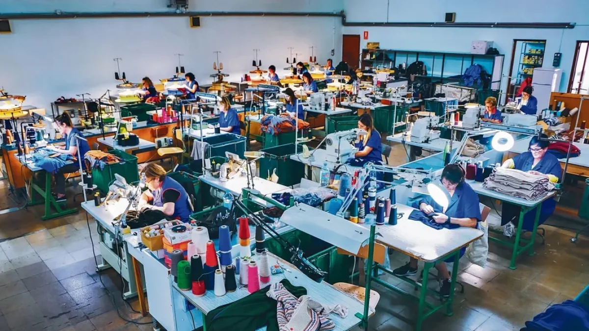 Una de las salas donde se confeccionan las piezas de ropa. - SOMPUNT