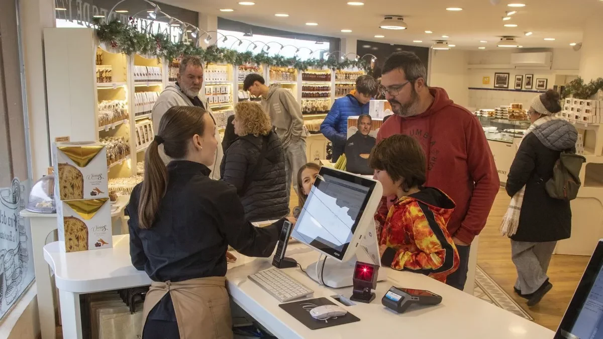 Clients aquesta setmana en una botiga de Torrons Vicens a Agramunt (esquerra) i Zoe Valero de  Torrons Fèlix preparant torrons a les portes del Nadal (dreta). - LAIA PEDRÓS