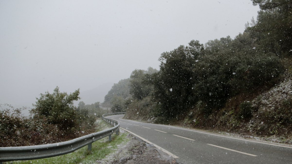 Neu a la carretera T-740, entre Falset i Porrera