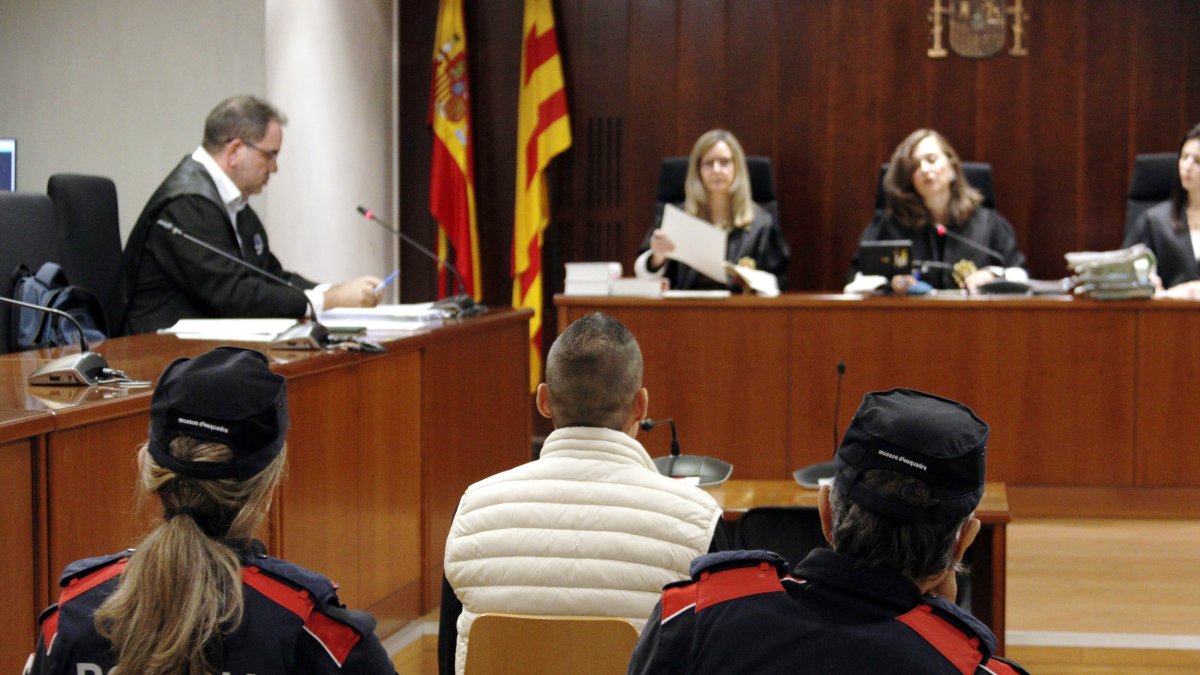 El processat per intentar matar un home a Cervera, durant el judici a l'Audiència de Lleida.